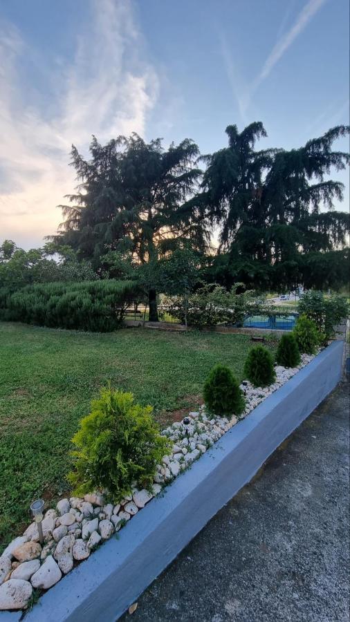 Guest House Jasmin Rovigno Esterno foto